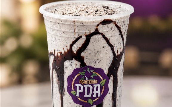 Milkshake de cookies da Açaíteria PDA com calda de chocolate e Oreo por cima